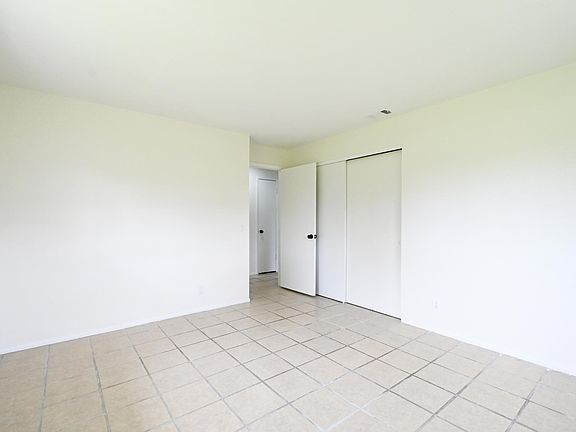 3rd image of 937 SE 23rd Pl APT 5
