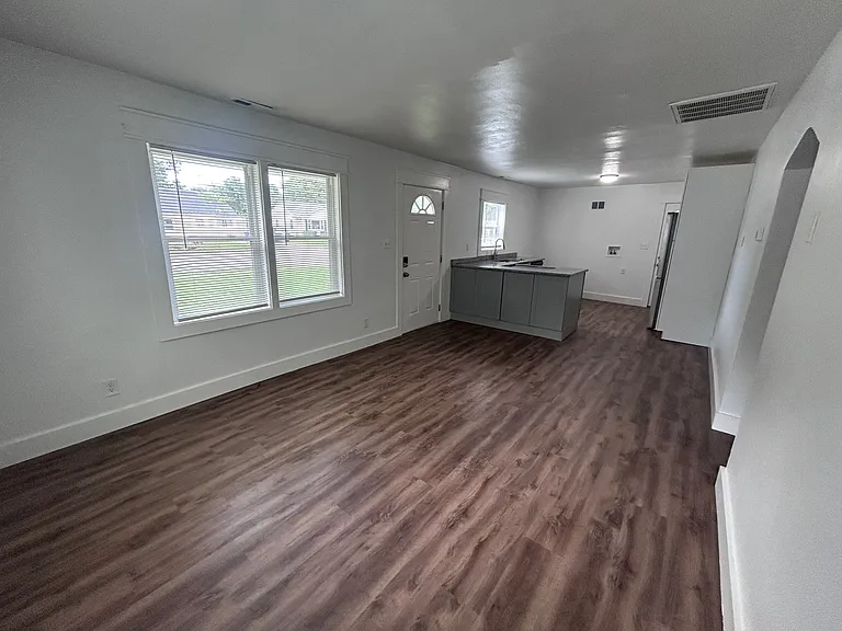 700 N Moore Rd — Photo 2