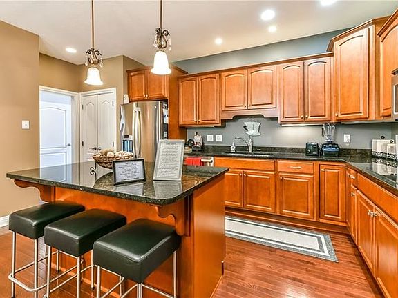 3rd image of 1429 Laurel Dr