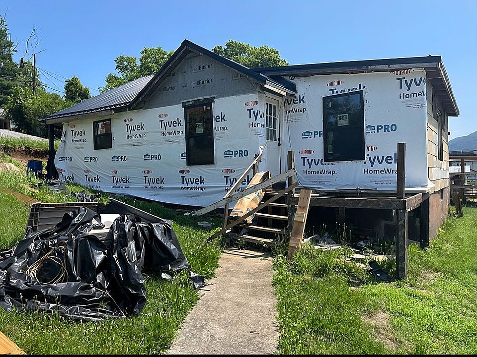 1st image of 818 W Jackson St