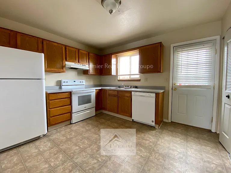 519 Comanche Village Dr — Photo 4