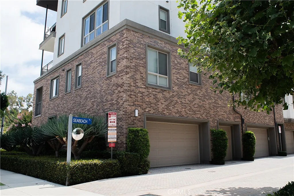 4 bed, 3.5 bath, 2580 sqft, $14,950 — Photo 2