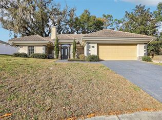 2115 Oak Leaf Cir, Mount Dora, FL 32757