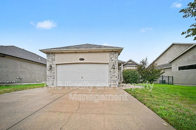 3 bed, 3.0 bath, 1868 sqft, $2,450 — Photo 2