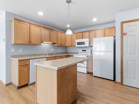 5th image of 3418 Village Green Dr