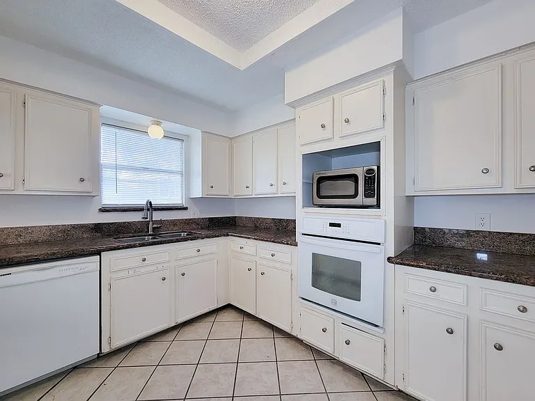 2710 Quail Creek Dr — Photo 4