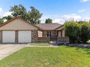 104 Dogwood St, Lake Jackson, TX 77566