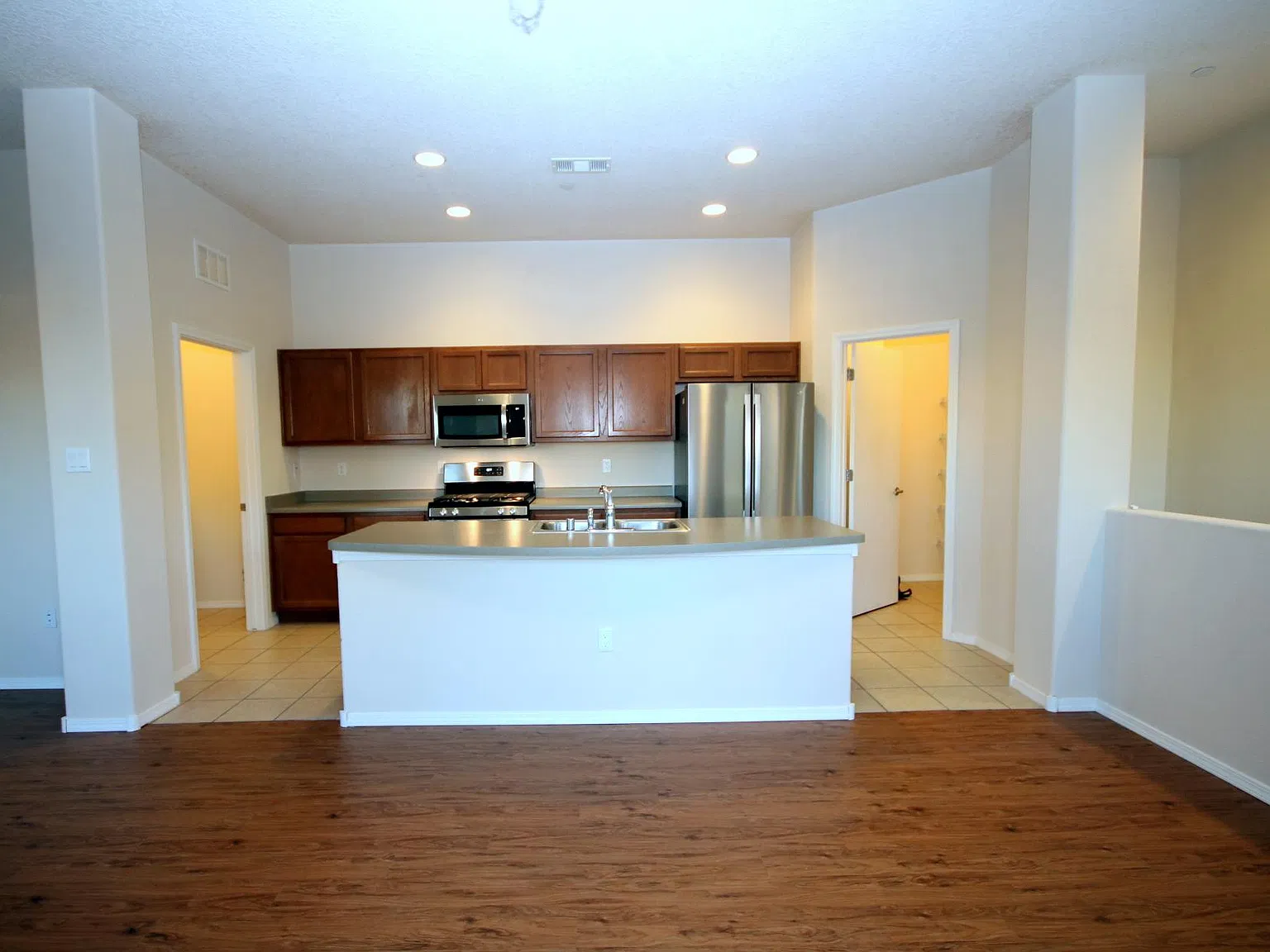 2 bed, 1260 sqft, $1,800 — Photo 2