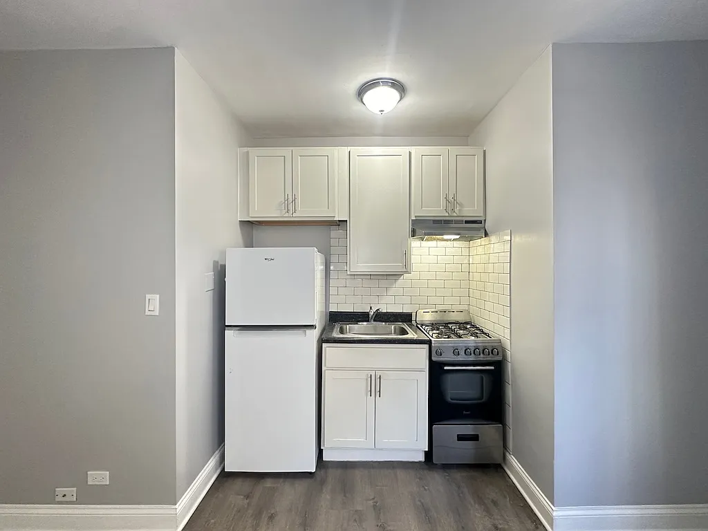 Building Photo - 4756 N Maplewood #801