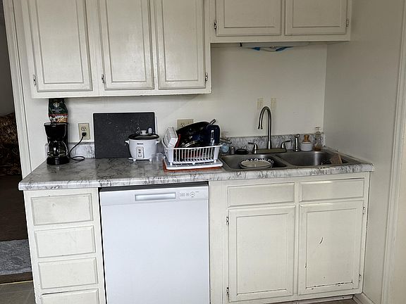 3rd image of 308 Broce Dr #1