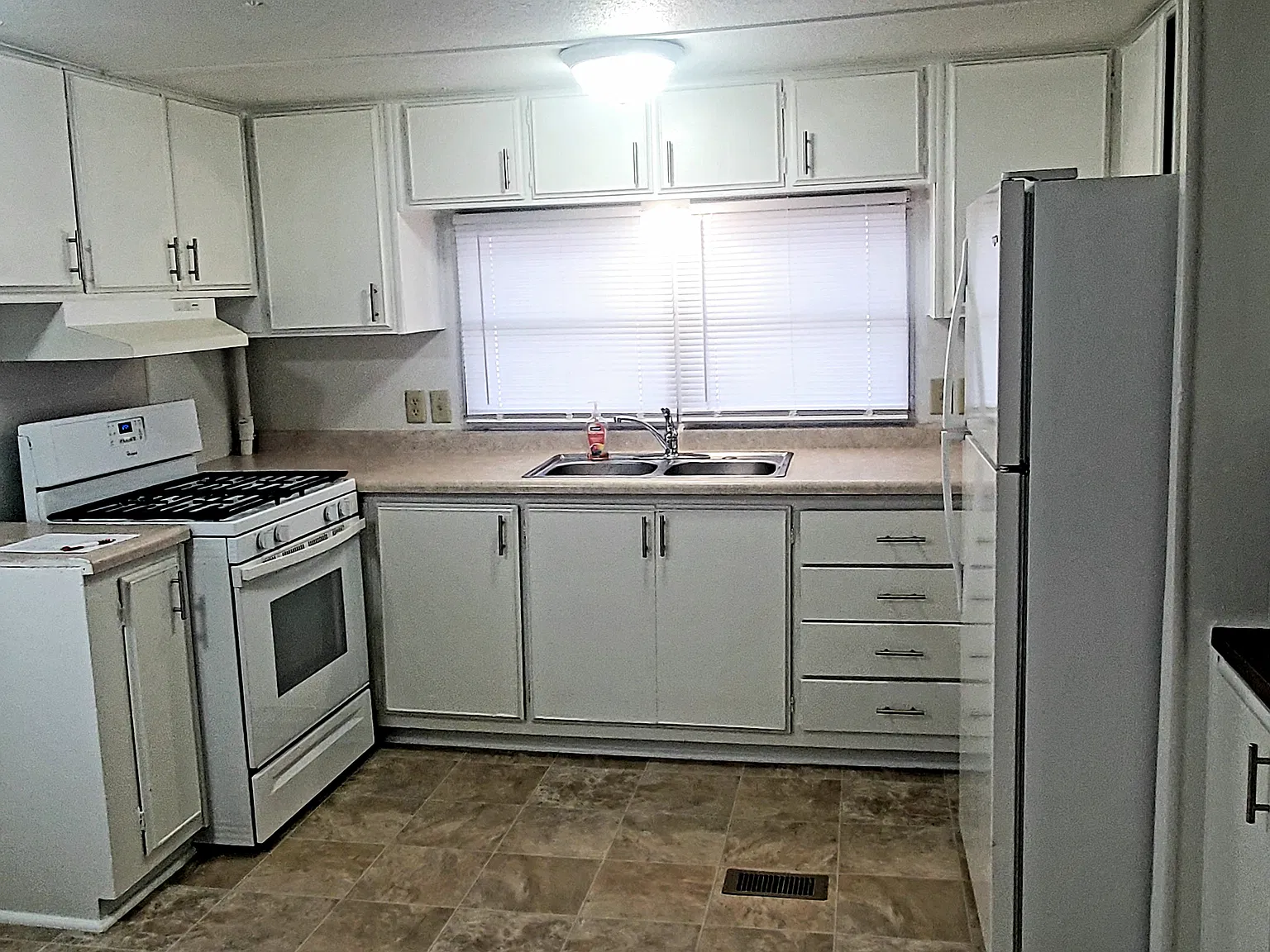 1713 E Rosser Ave — Photo 1