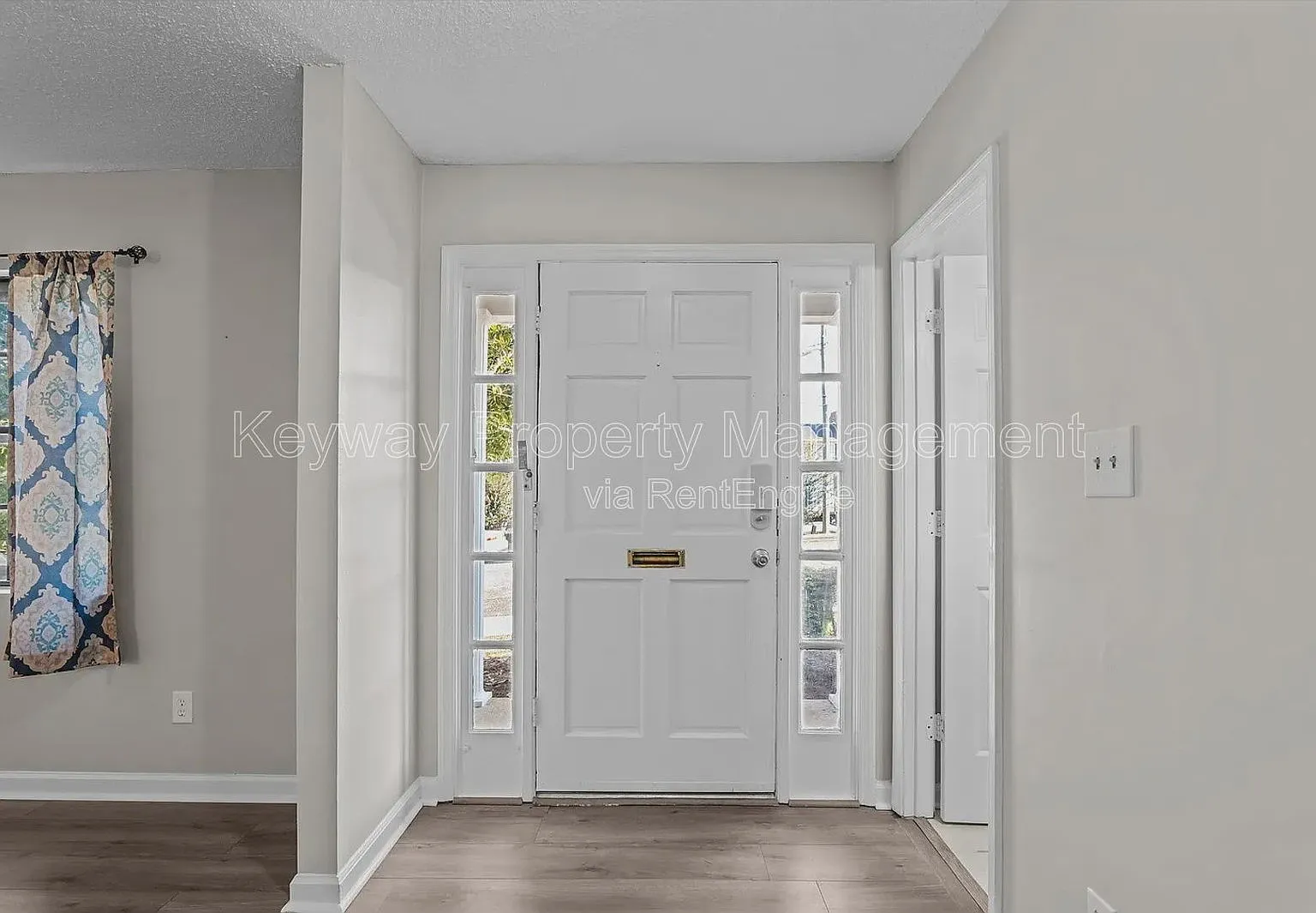3 bed, 2.5 bath, 1676 sqft, $1,985 — Photo 3