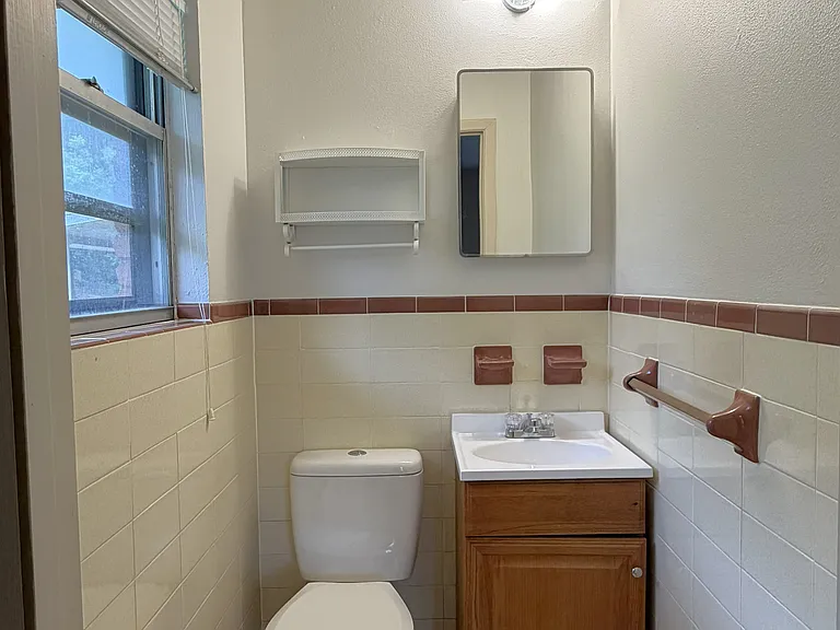 1805 Waterloo Ave — Photo 11