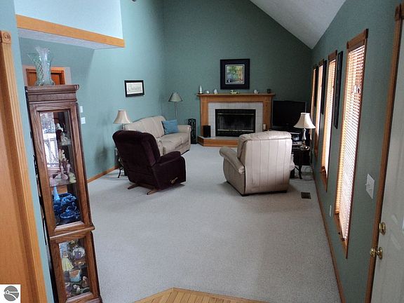 4th image of 3850 SE Burlington Dr
