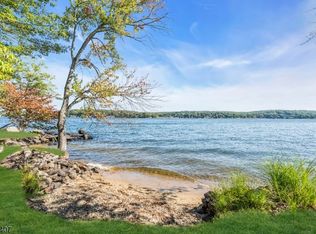 22 Ithanell Rd, Hopatcong, NJ 07843