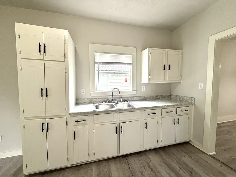 1105 NW Burch St — Photo 3