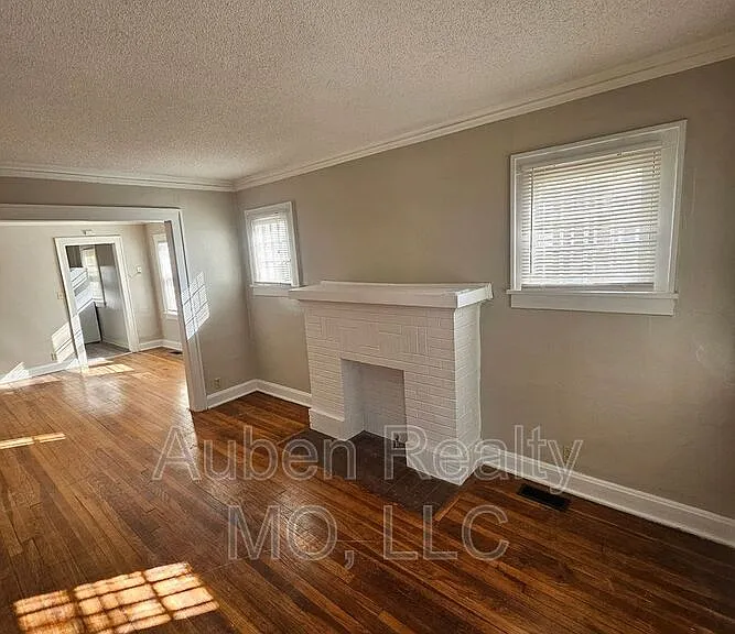5411 Harrison St #1F — Photo 3