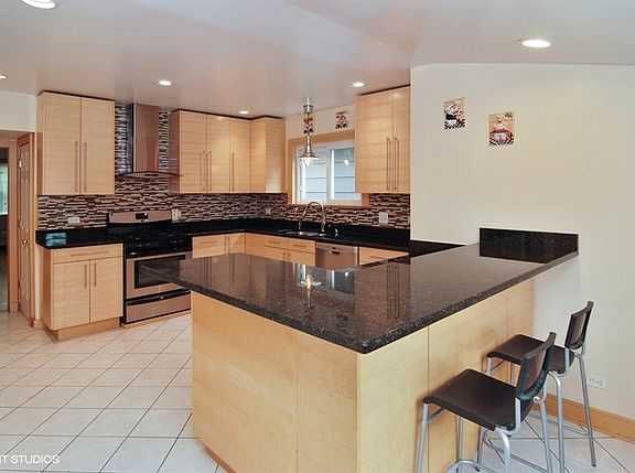 4th image of 5855 W Warwick Ave