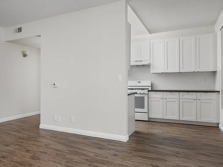11037 Hartsook St #105 — Photo 6