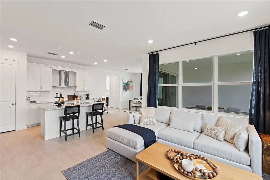 3 bed, 2.5 bath, 2102 sqft, $6,410 — Photo 2