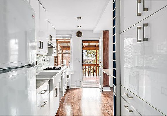 4th image of 3620 Irwin Ave APT 1