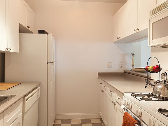 4th image of 88 Greenwich St APT 305