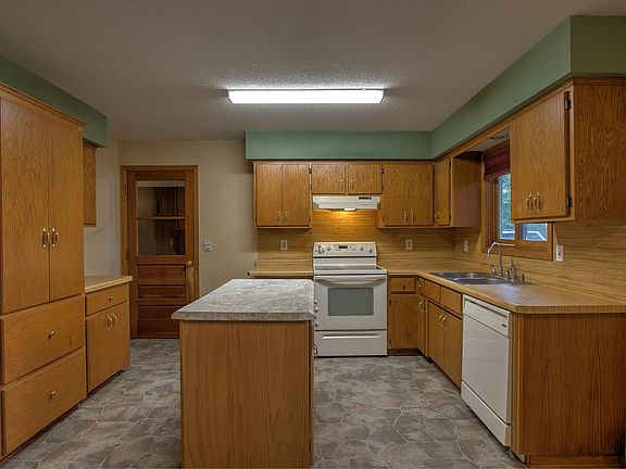 4th image of 2605 Main St S