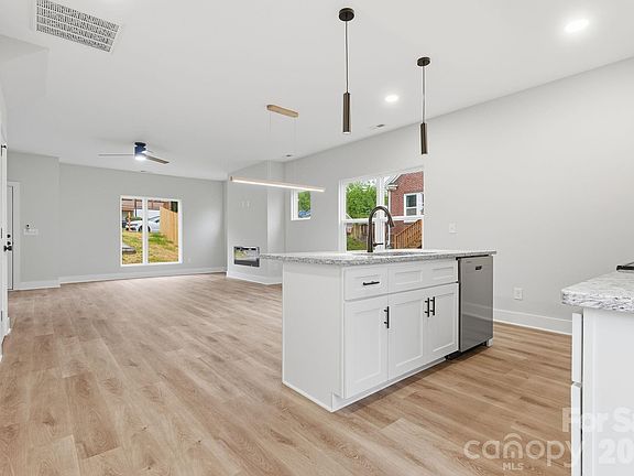 4th image of 228 Summit Ave