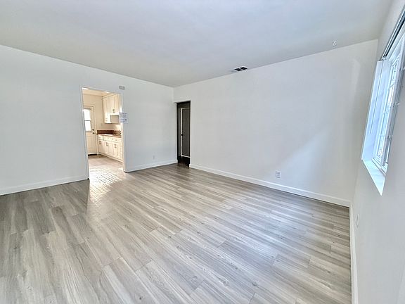4th image of 244 W Elm Ave #E