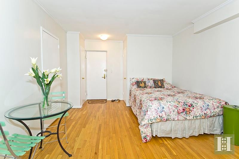 2nd image of 305 E 72nd St APT 3CN