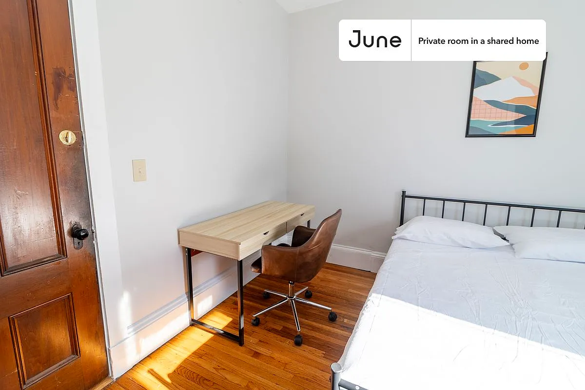 Queen bedroom in 4 bed/2 bath home in Allston #1300 C — Photo 4