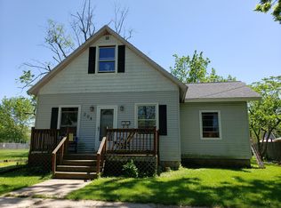 204 Sycamore St E, Three Oaks, MI 49128