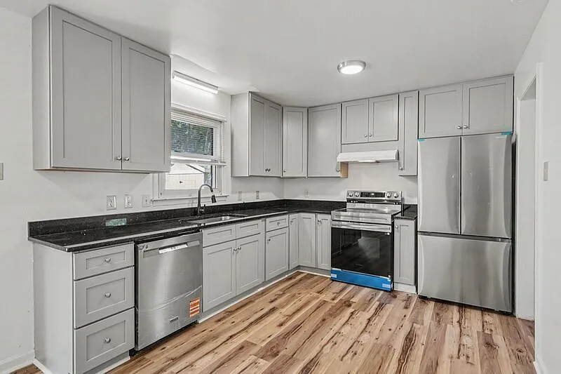 4 bed, 2.0 bath, 2113 sqft, $2,400 — Photo 3