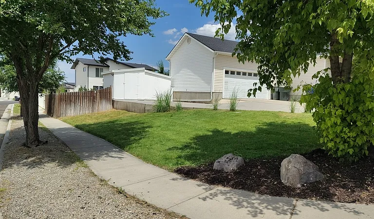 627 E 700 N — Photo 32