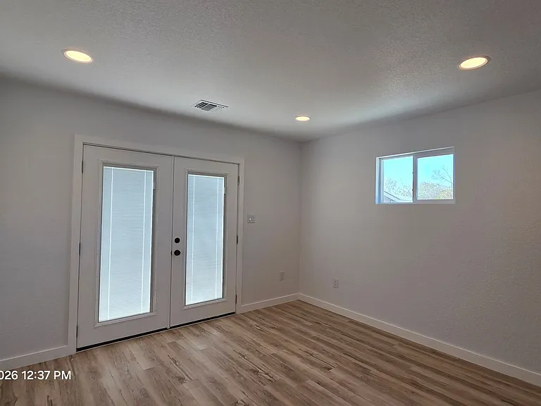 2530 W Woodlawn Ave — Photo 8