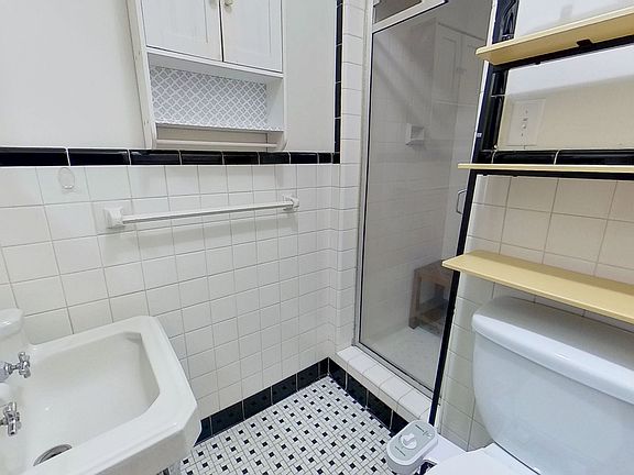 4th image of 2821 S Queen St