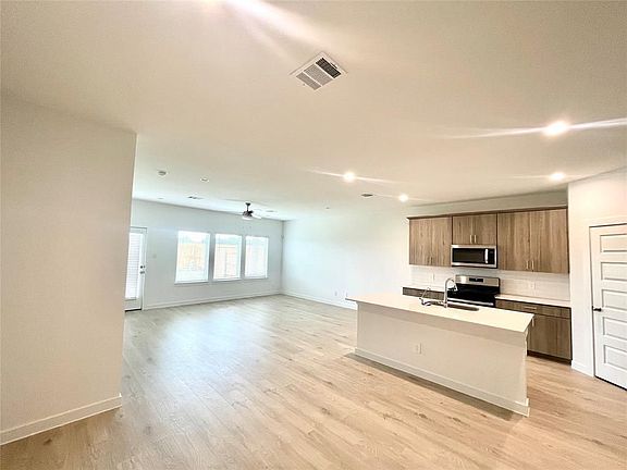 5th image of 1643 Solana Dr