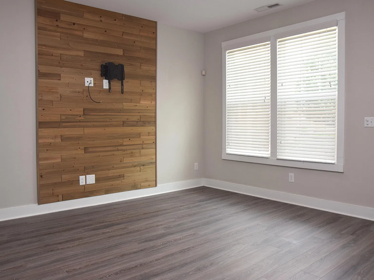 3 bed, 3.5 bath, 2571 sqft, $2,300 — Photo 2