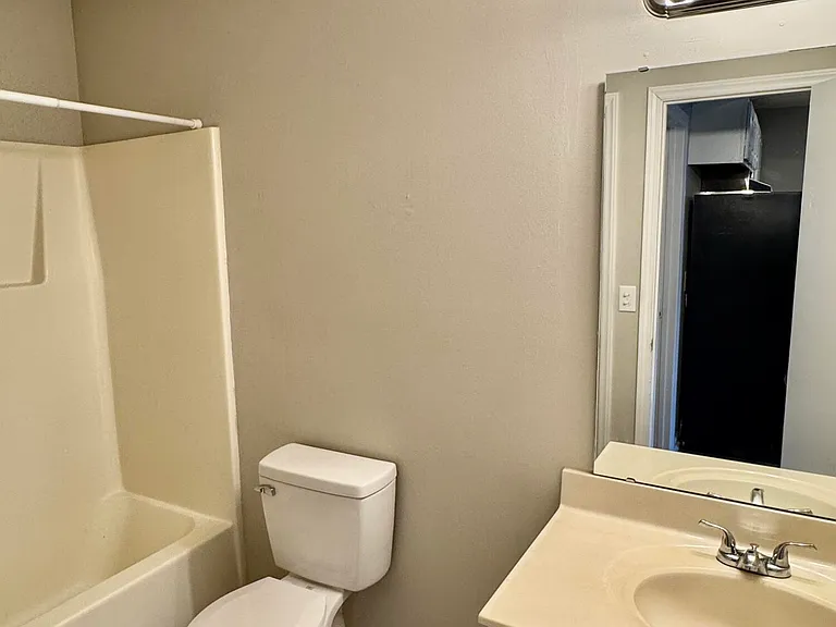 1251 Westpointe Dr #6 — Photo 8