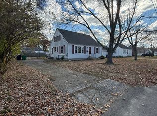 40 Sundance St, Warwick, RI 02886