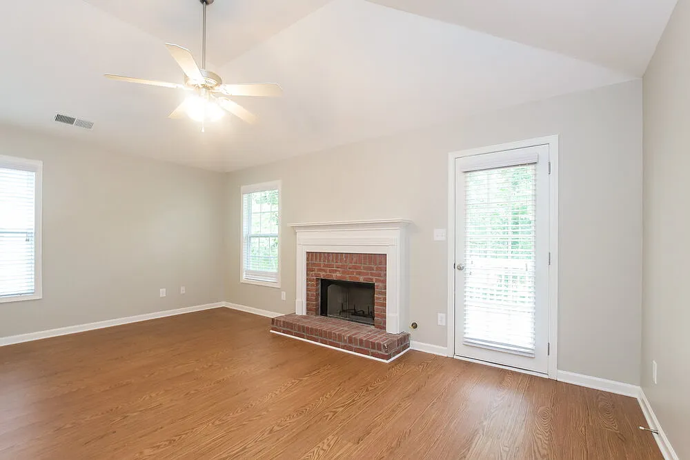 4 bed, 3.0 bath, 2280 sqft, $2,720 — Photo 3