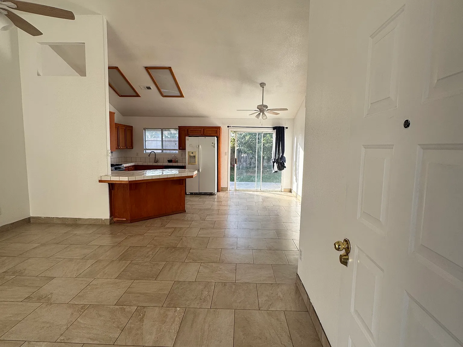 3 bed, 1223 sqft, $2,000 — Photo 2