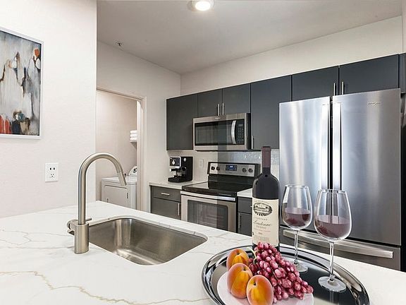 3rd image of 1670 Kettner Blvd #117