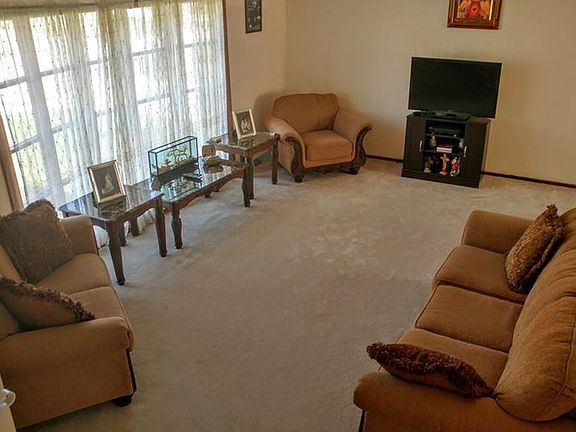 4th image of 2207 Camelot Dr