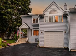 2 Windsor Ct, Amityville, NY 11701