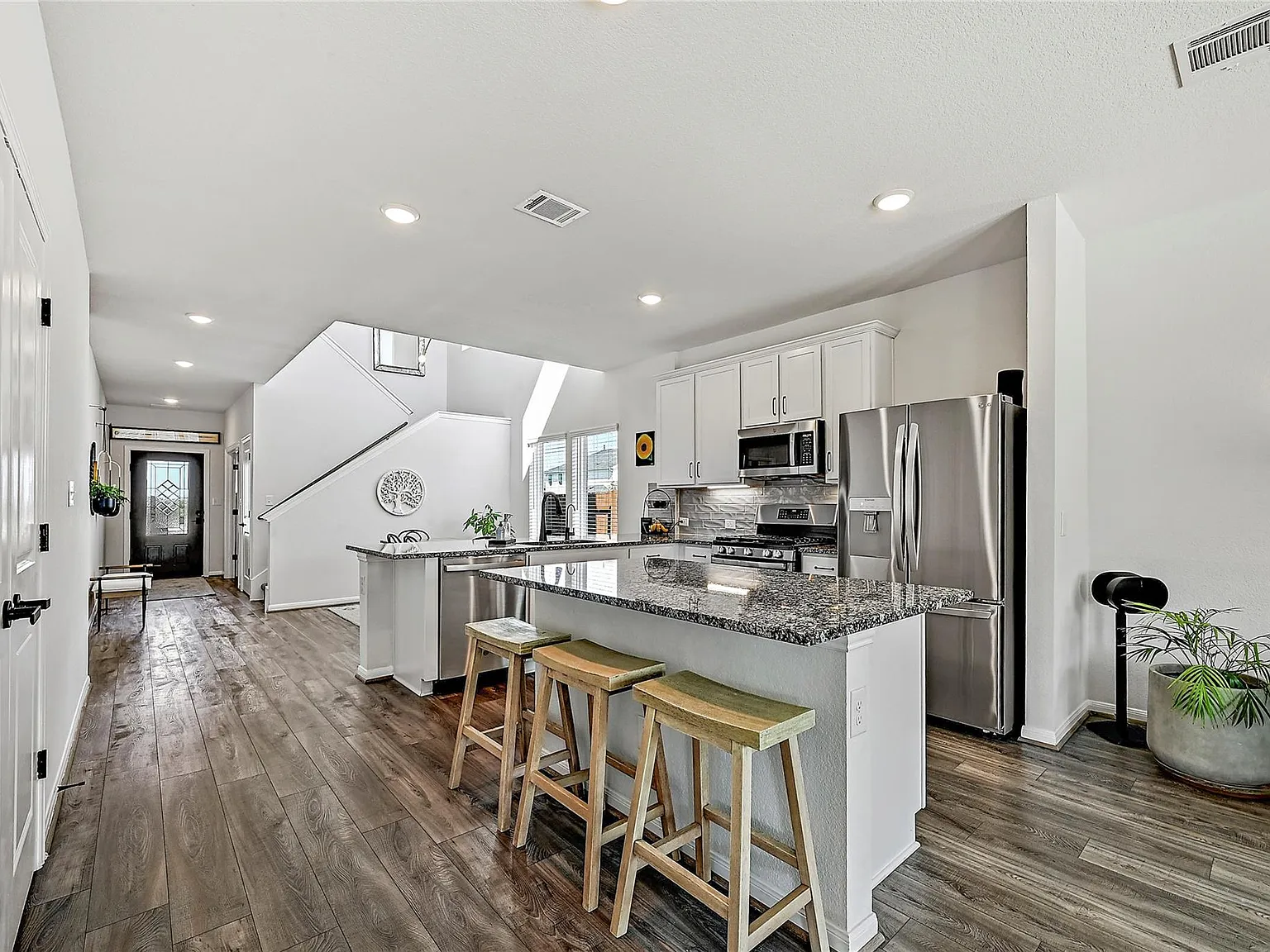 4 bed, 2.5 bath, 2384 sqft, $2,550 — Photo 3