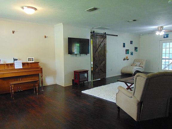 4th image of 700 Mr Henrys Dr