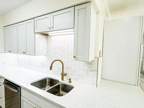 5th image of 3901 S Lake Blvd