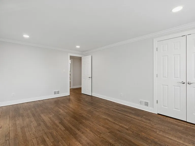 Spring Hill Apartments — Photo 4