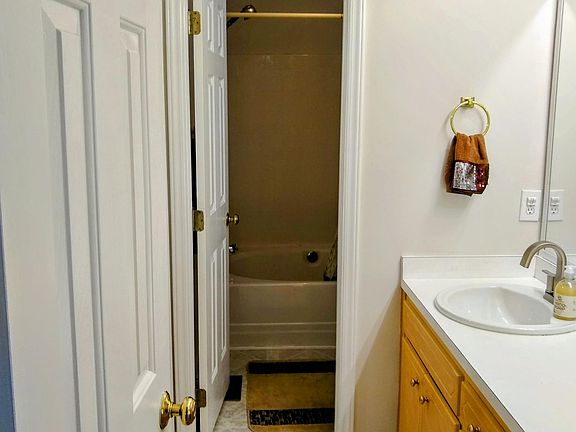 Large walk-in closet and garden tub